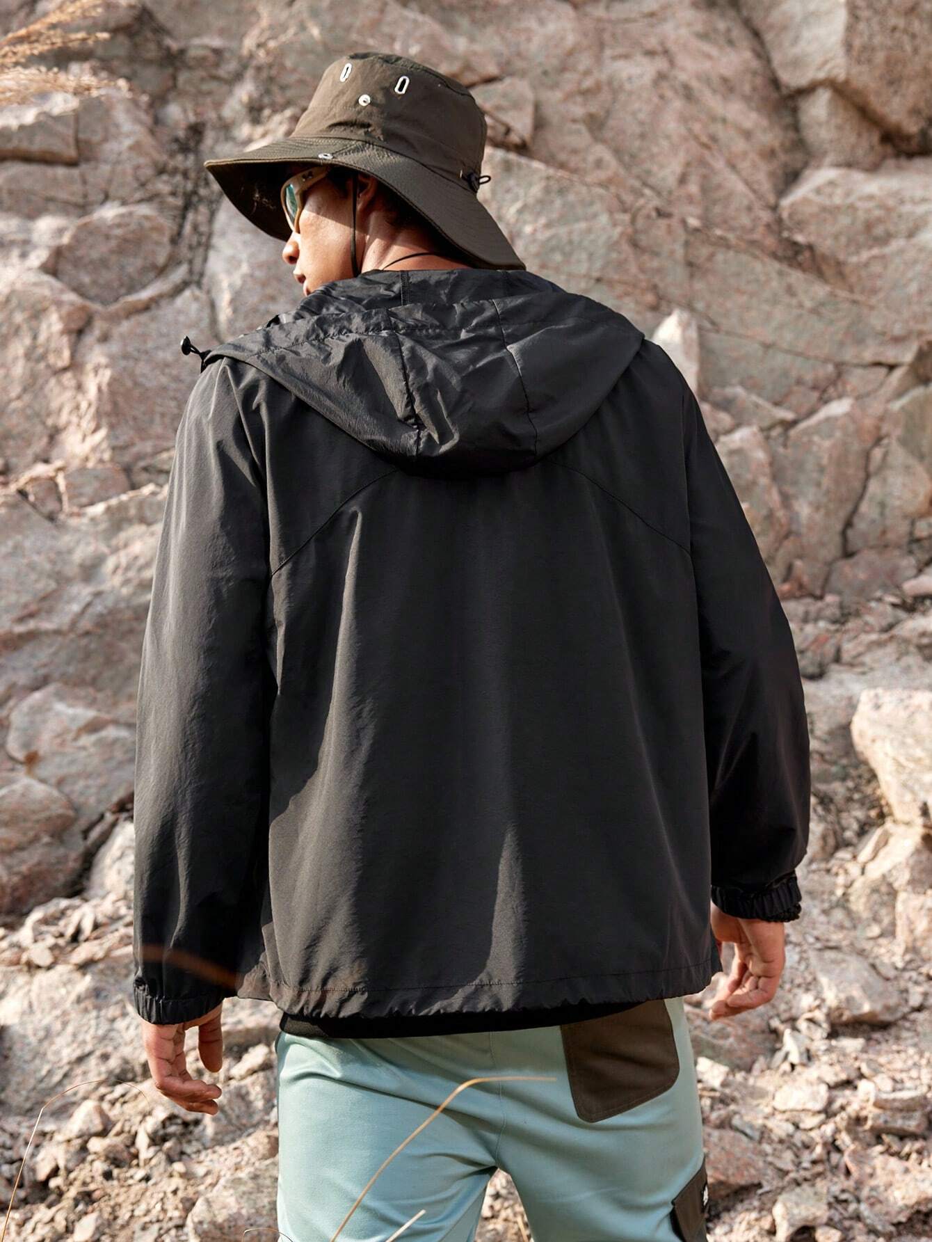 Chaqueta Outdoor. Corta viento Hombre con Capucha.