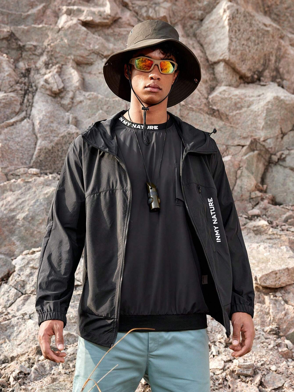 Chaqueta Outdoor. Corta viento Hombre con Capucha.
