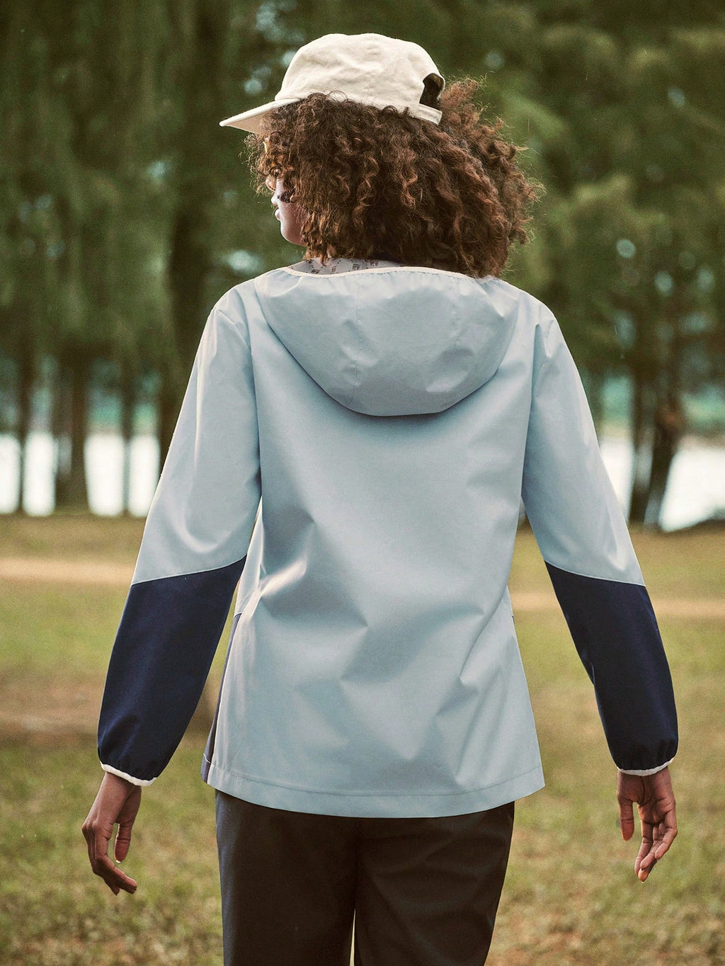 Cortaviento Impermeable con Capucha